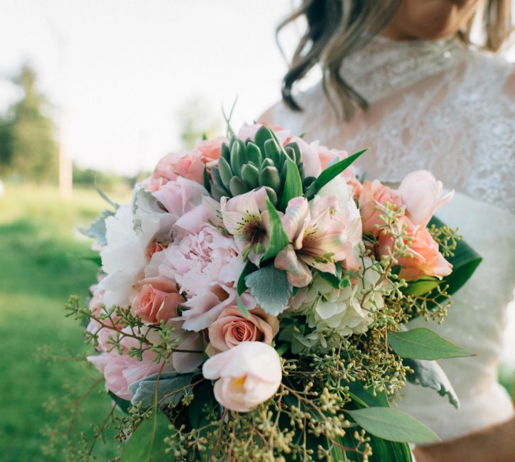 Букет невесты - розы и альстромерии