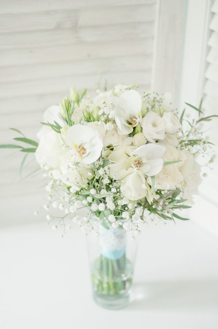 Белый букет из живых цветов для невесты