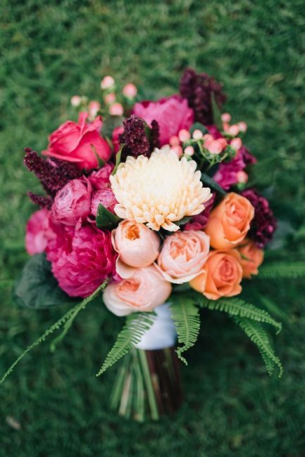 Хризантемы в сочетании с другими цветами в букете невесты