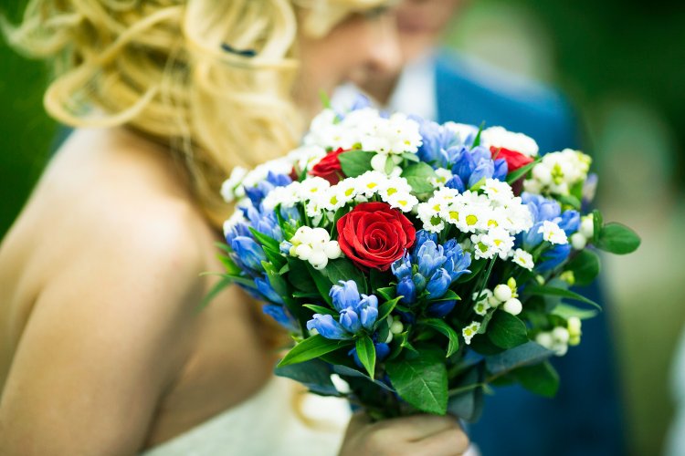 Красивый букет невесты с синими цветами