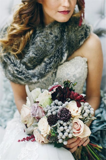 Зимний свадебный букет с соцветиями брунии