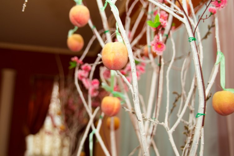 Декор зала персиками