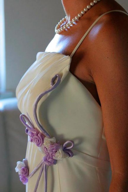 Свадебное платье с сиреневыми деталями
