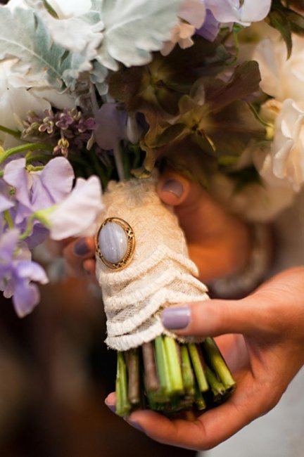 Ножка букета невесты с талисманом