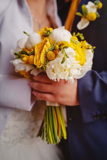 Пионы, фрезии и розы в свадебном букете