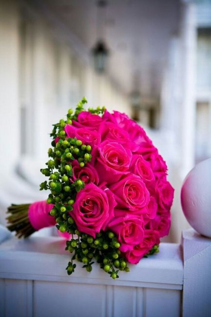 Ярко-розовые розы для невесты