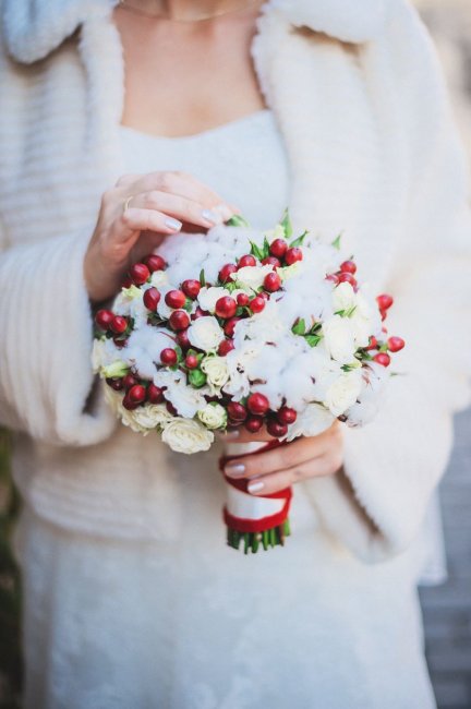Белые розы и ягоды гиперикума