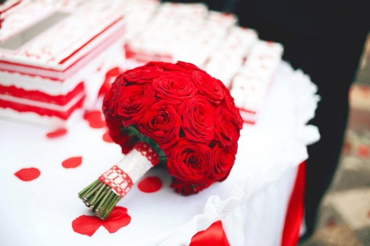 Красные розы для невесты