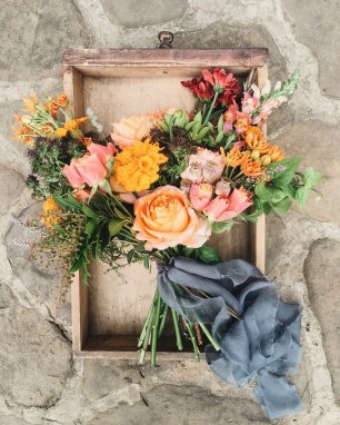 Насыщенный по цвету осенний букет с пионовидными розами, садовыми бархатцами и коробочками мака.