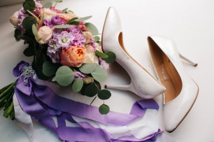 Букет невесты в нежных лиловых тонах с шелковыми лентами