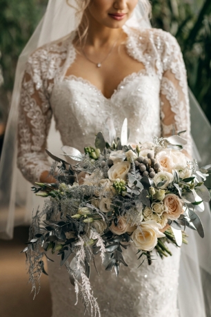 Зимний букет невесты в серебряных оттенках