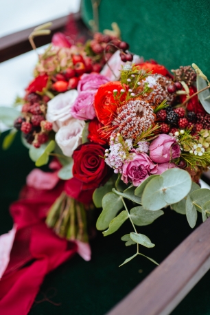 Букет невесты в ярких красках с экзотическими цветами и крымскими ягодами