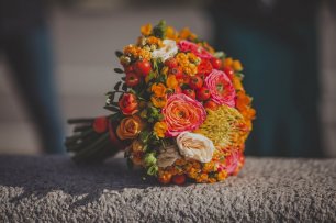 Оранжевый весенний букет невесты