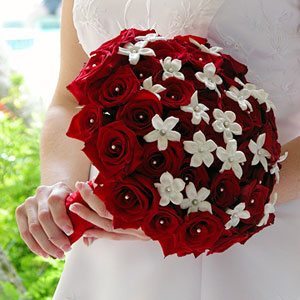 Красно-белый букет невесты