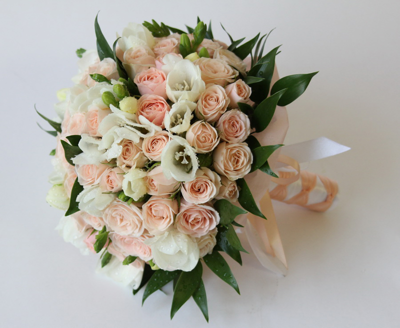 букет невесты из кустовых роз