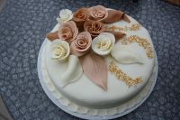 Как украсить торт цветами из мастики