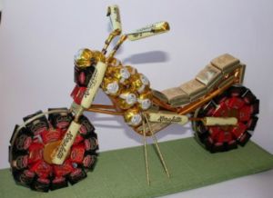 Мотоцикл из конфет - мастер-класс17