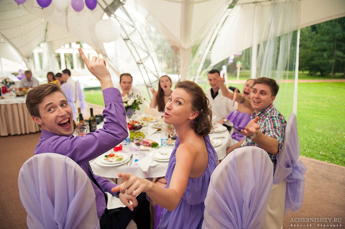 гости веселятся на свадебном застолье