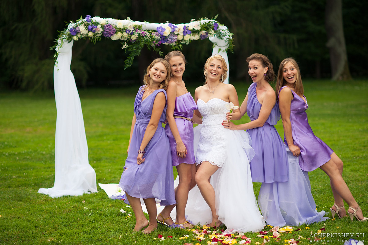 фото невесты с подружками у сиреневой арки