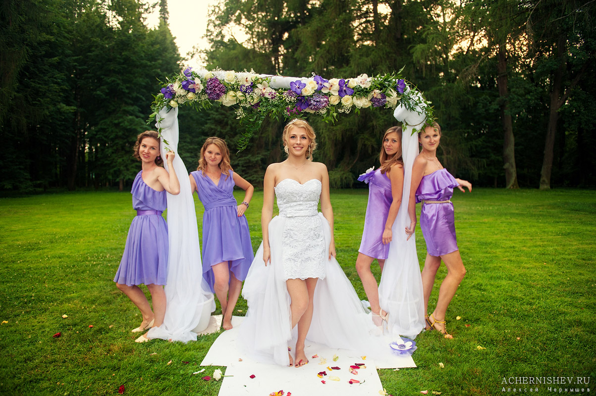 невеста выходит из арки с подружками