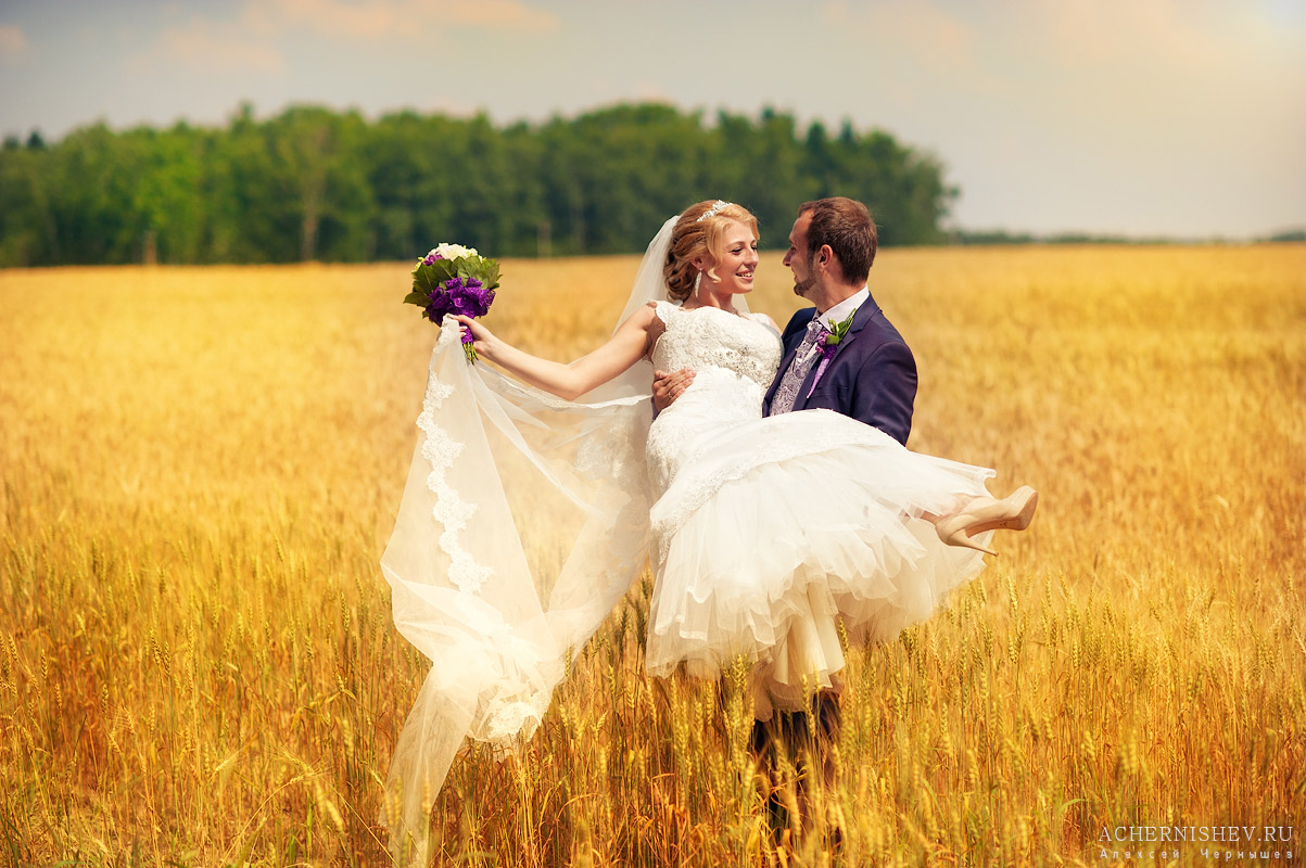 Сиреневая свадьба в поле