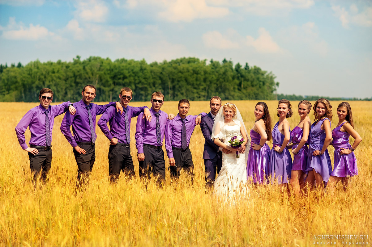 групповая свадебная фотография в поле (все в сиреневом)