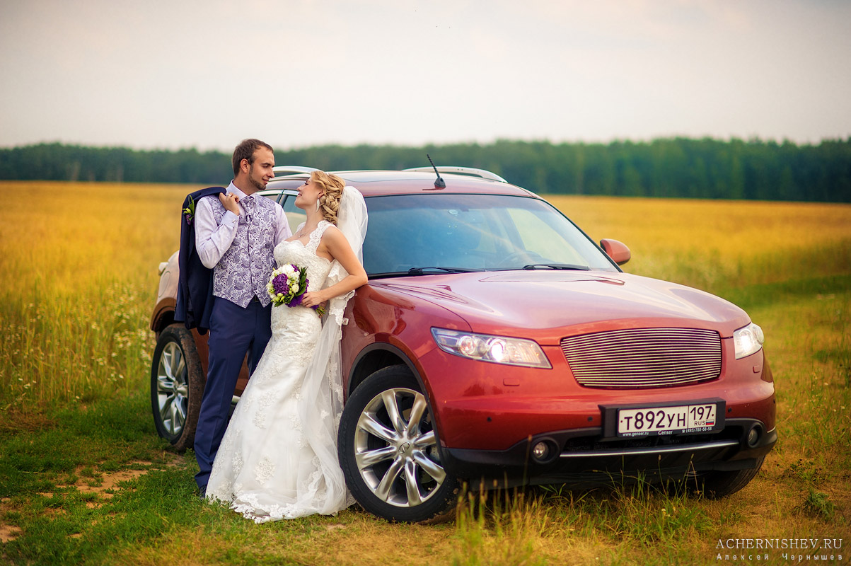 Сиреневая свадьба с машиной в поле