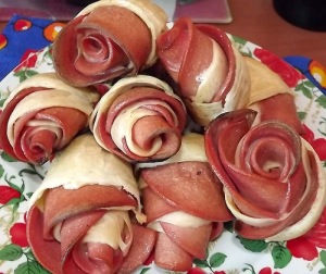 букет роз из слоеного теста и колбасы-2