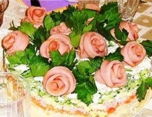 картофельный салат с розами из докторской колбасы