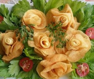 розы из картофельных чипсов