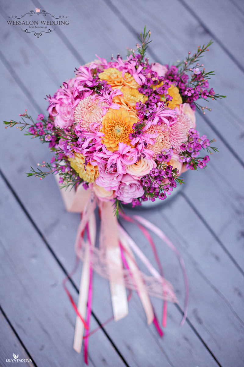 Осенний розовый букет невесты из садовых роз с персиковыми георгинами и астрами