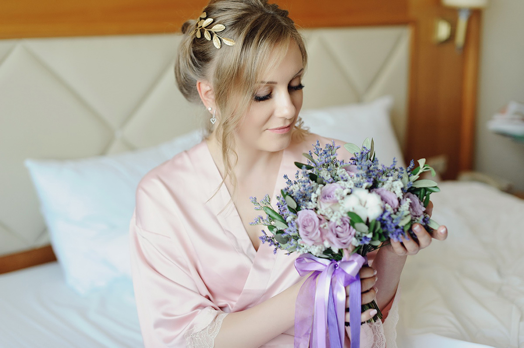 Сиреневый букет невесты в стиле прованс с лавандой, листьями оливы, хлопком и сиреневыми розами