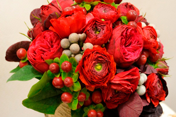 Букеты из цветов с ягодами нежные и изысканные, они никого не оставят равнодушными