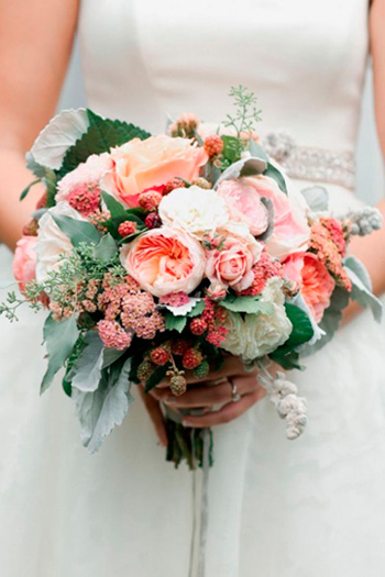 Флорист создаст букет с ягодами, учитывая наряд невесты, стиль оформления свадьбы, время года
