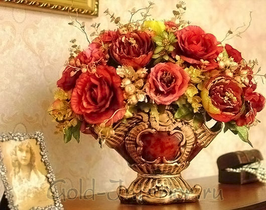 Роскошные розы в классической вазе