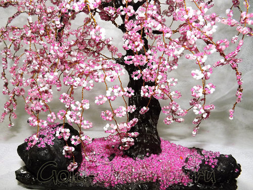 Искусственное карликовое дерево - сакура, украшенное бусинами