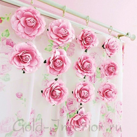 Самодельные цветы на розовых шторах