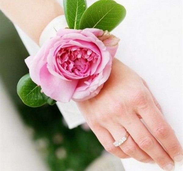 Отличная альтернатива букету — цветочный браслет. Фото с сайта bouquet-hands.com