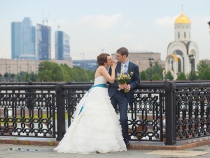 жених и невеста на мосту
