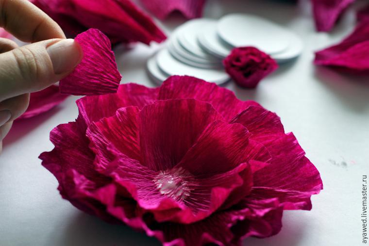 цветы из гофробумаги, подарок на свадьбу