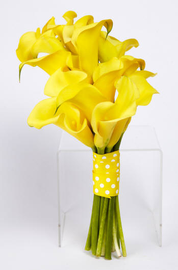 букет жовтих калл