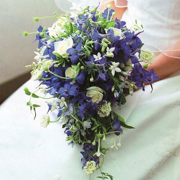 Синий свадебный букет: какие цветы выбрать невесте?