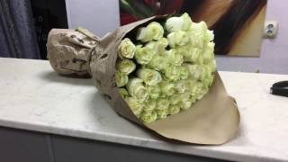 Букет из белых эквадорских роз в крафте
