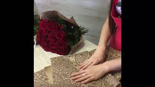 Букет красных роз в крафт бумаге