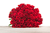 Красочный букет из красных роз на деревянные | Фото