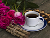 Кофе, цветы розовые и печенье двух видов | Фото
