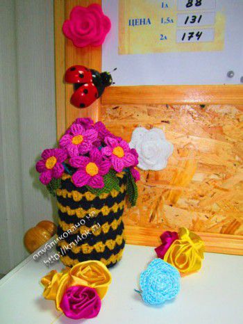 Вязаные цветы в вазе