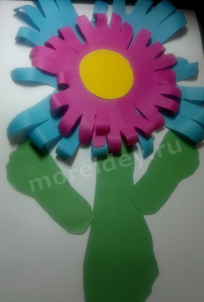 Поделка "цветы" из бумажных детских ладошек