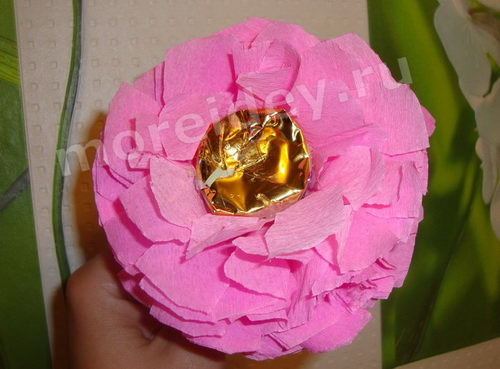 Букет из конфет своими руками: цветок из конфет и гофрированной бумаги мастер класс с фото