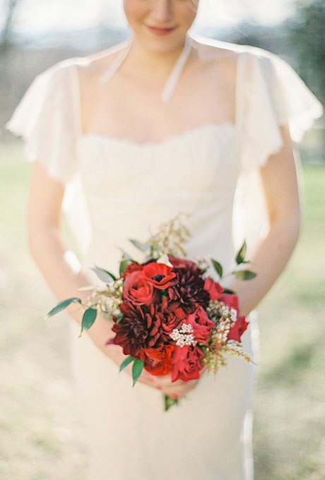 BCfU1X0WDkY - Красные свадебные букеты (25 фото)